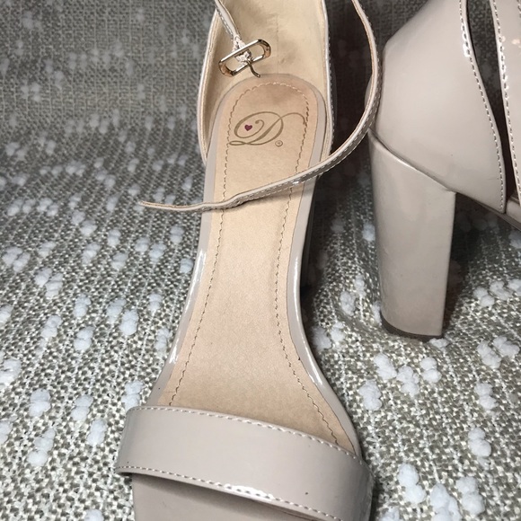 D in Heart Classic Nude Heels - Picture 3 of 6